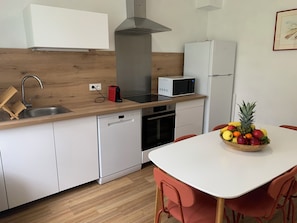 Fridge, microwave, oven, stovetop - 6 bedroom cottage with playroom for children and teenagers. Pets allowed. (Saint-Antoine-de-Ficalba)