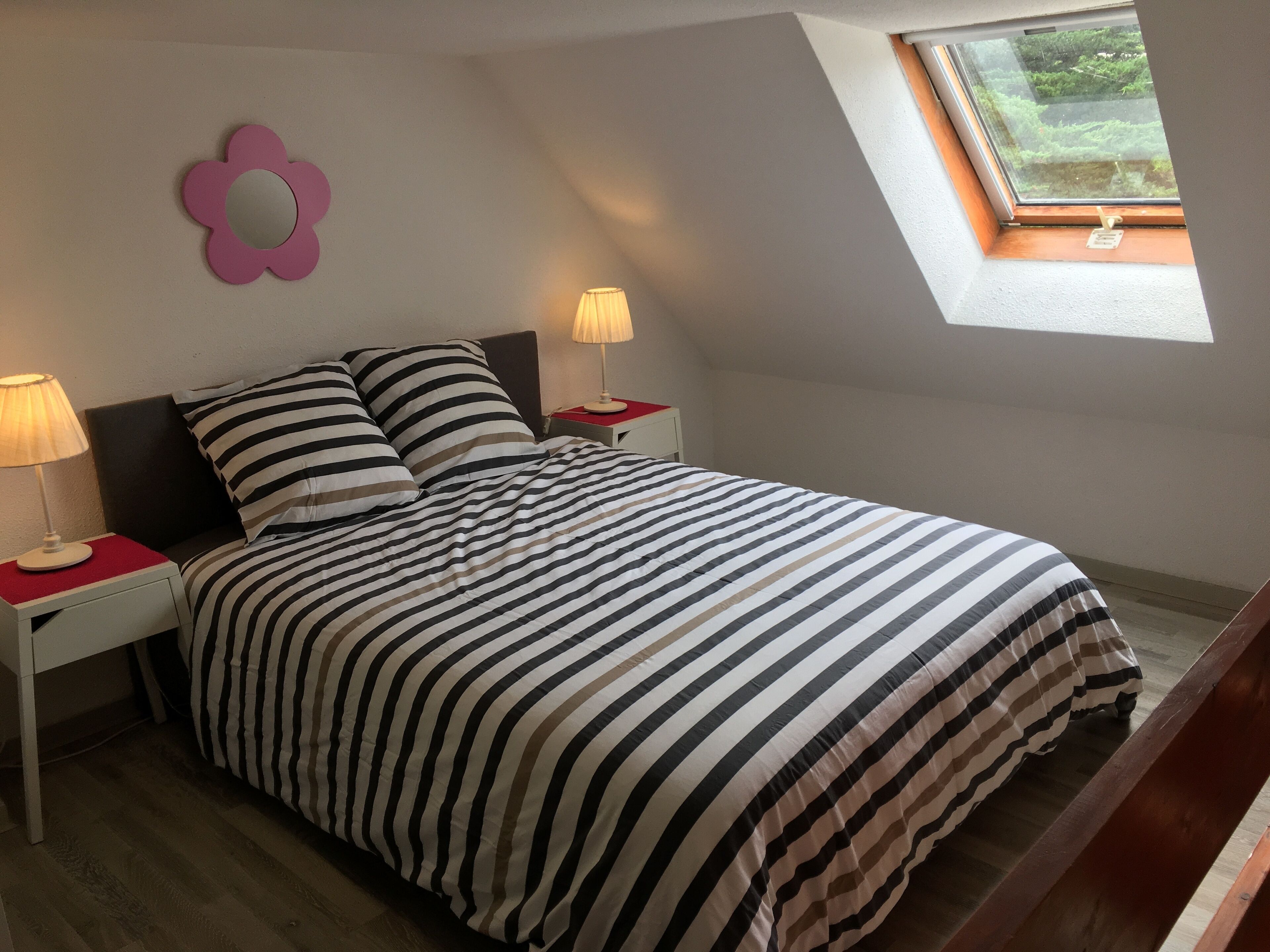 1 chambre, fer et planche à repasser, draps fournis