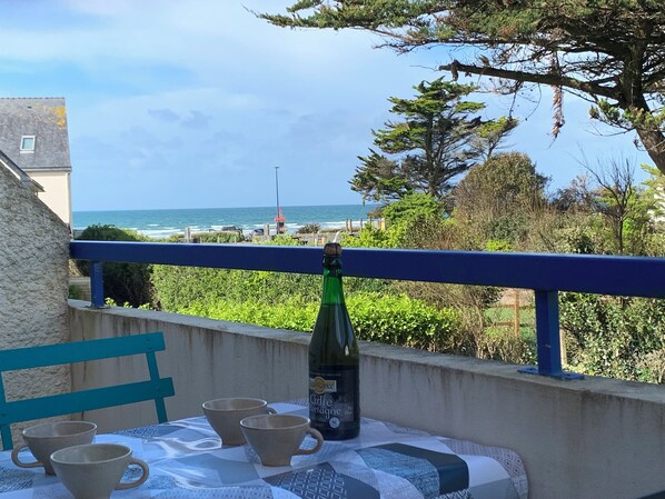 Outdoor dining - Sea view apartment 100m from the beach (Saint-Nic)