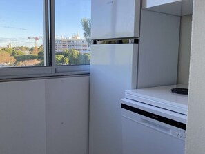 Kylskåp, mikrovågsugn, ugn och diskmaskin