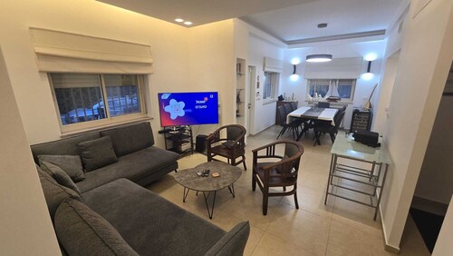 Spacious 3-bedroom house in enchanting Jerusalem with WiFi, AC