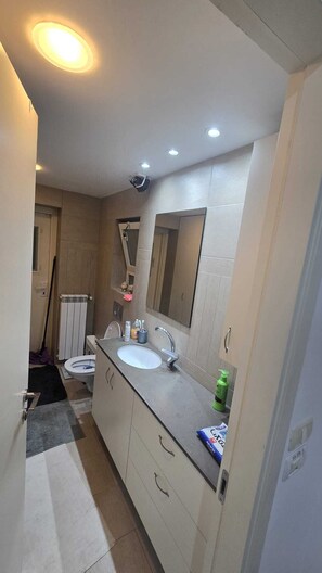 Douche, sèche-cheveux, serviettes fournies, savon