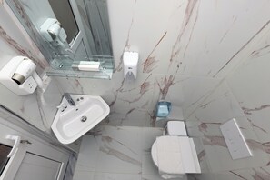 Dusj, hårføner, håndklær og såpe