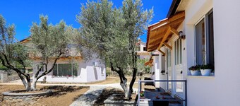 	
Cozy bungalow in charming Roshnik Village 104