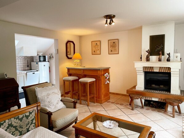 TV, fireplace