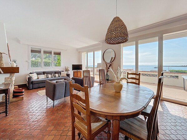 TV - Exclusive villa for 8 in Cap d'Antibes seafront (Antibes)