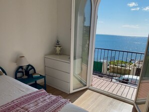 4 bedrooms, free WiFi - Exclusive villa for 8 in Cap d'Antibes seafront (Antibes)