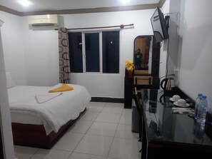 Desk, laptop workspace, soundproofing, free WiFi - Hotel Selver Shinn & Restaurant (Phnom Penh)