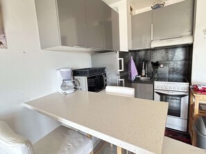 Fridge, microwave, oven, stovetop - Cozy studio in Sainte-Maxime with secure parking (Sainte-Maxime)