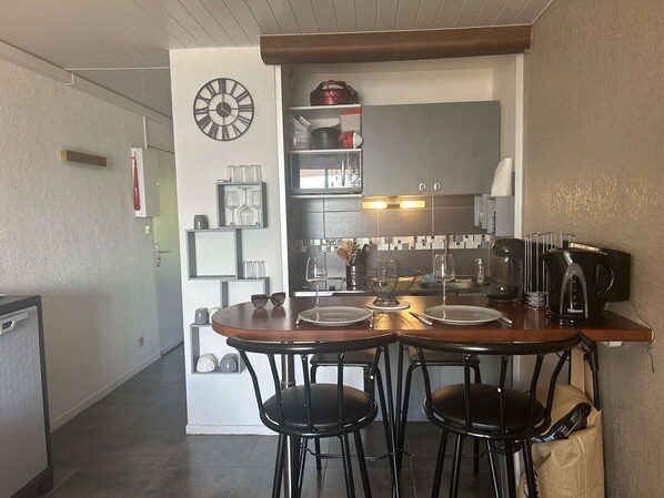 Kühlschrank, Geschirrspüler, Wasserkocher mit Kaffee-/Teezubehör