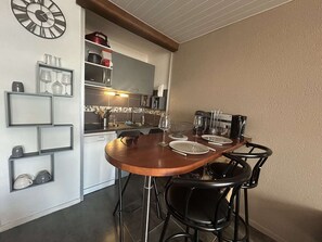 Dining - Sunny 2-room apt, port view, near beach - Cap d'Agde (Cap d'Agde)