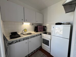 Kühlschrank, Mikrowelle, Herdplatte, Wasserkocher mit Kaffee-/Teezubehör
