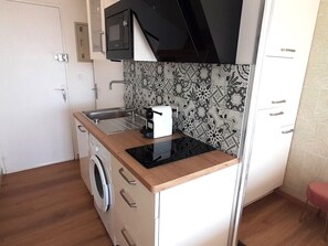 Refrigerador, microondas y parrilla de estufa 