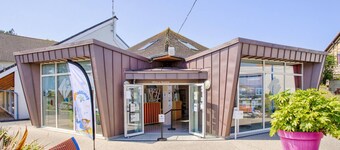 Authentic chalet steps from beach, perfect for relaxation