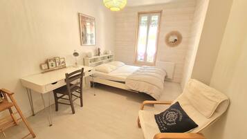 3 chambres, bureau, fer et planche Ă repasser, lit parapluie