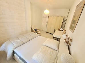 3 habitaciones, escritorio y tabla de planchar con plancha