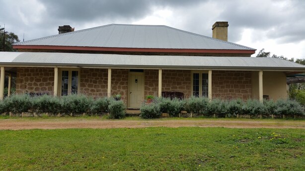 A stone house with a corrugated metal roof and a front porch. - Historic Tyford House, close to all amenities (Dongara)