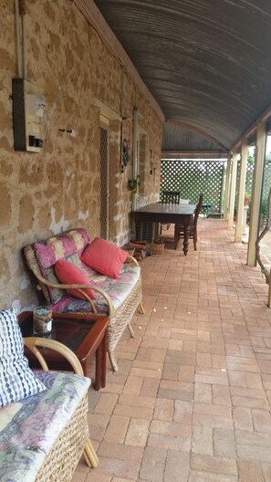 Outdoor dining - Historic Tyford House, close to all amenities (Dongara)