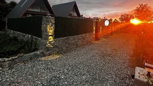 Um edifício moderno com telhado inclinado e parede de pedra.