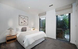 4 bedrooms, iron/ironing board, free WiFi, bed sheets - Melbourne Beachfront Family Home with panoramic view (Black Rock)