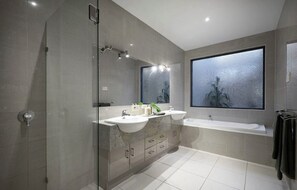Shower, jetted tub, hair dryer, soap - Melbourne Beachfront Family Home with panoramic view (Black Rock)