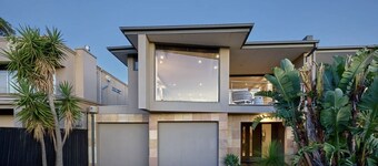 Black Rock Beach Haus overlooking the beach & HMS Cerberus