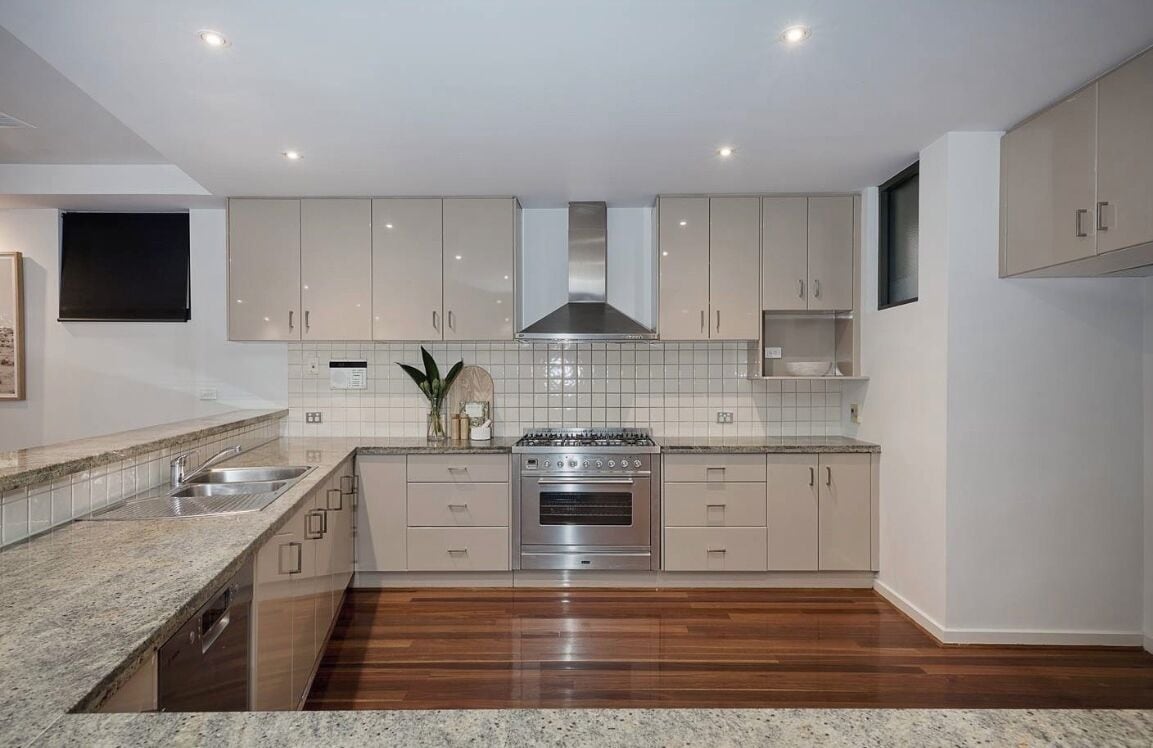 Microondas, horno, parrilla de estufa y lavavajillas 