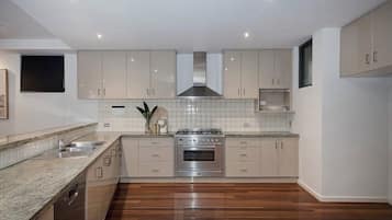 Microondas, horno, placa de cocina y lavavajillas