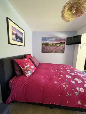 2 bedrooms, iron/ironing board, travel crib, free WiFi - Lakeside bed and breakfast with farmhouse breakfast, Jacuzzi, swimming pool (Anthé)