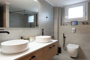 Dusche, Haartrockner, Bidet, Handtücher