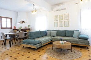 Smart TV y chimenea 