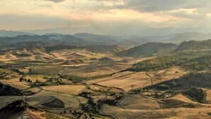A panoramic view of a hilly landscape with terraced fields and a small settlement. - Nice apartment for 2 guests with WIFI, balcony and pets allowed (Strongoli)