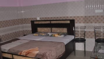Deluxe Room, Garden View | Desk, free WiFi, bed sheets