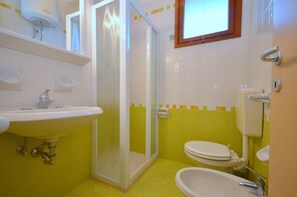 Shower, towels
