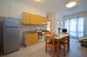 Réfrigérateur, micro-ondes, plaque de cuisson, cafetière/bouilloire