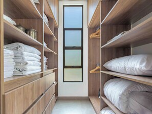 3 habitaciones, escritorio, tabla de planchar con plancha y wifi gratis 