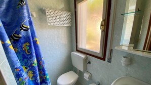 A bathroom with a toilet, bidet, and sink. - Park 15 in Bibione With 2 Bedrooms and 1 Bathrooms (San Michele al Tagliamento)