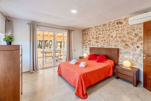 4 habitaciones, tabla de planchar con plancha, wifi y ropa de cama 