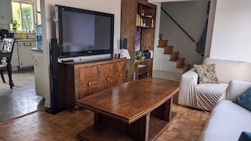 Smart-tv, een dvd-speler, boeken en een stereo