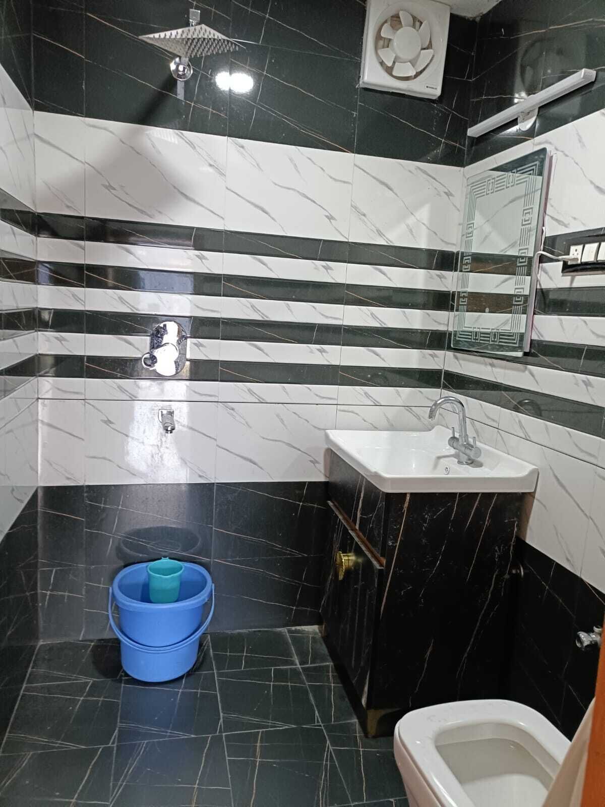 Deluxe Double Room | Bathroom | Shower, slippers, towels
