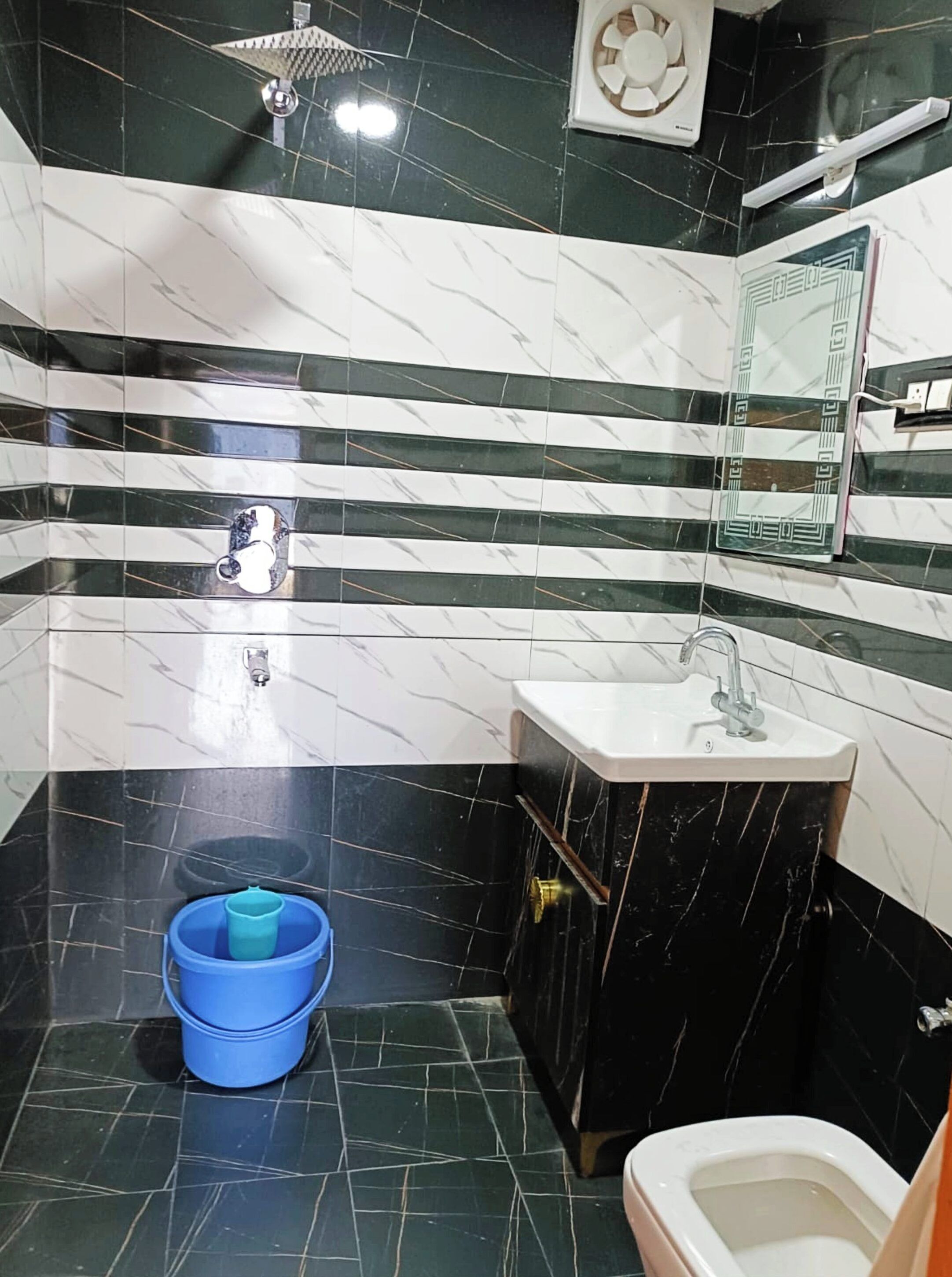 Superior Double Room | Bathroom | Shower, slippers, towels