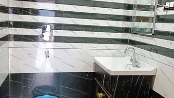 Superior Double Room | Bathroom | Shower, slippers, towels