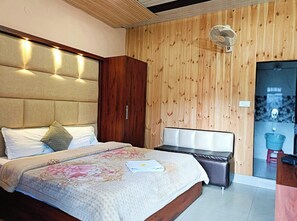 高級雙人房 | 客房內保險箱、隔音、免費無線上網、床單