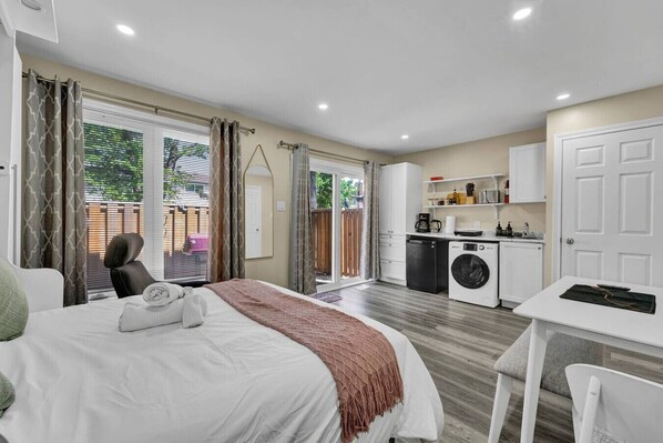 1 bedroom, desk, iron/ironing board, WiFi