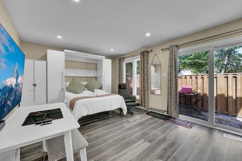Stylish & Pvt. 1 BR & Bath Apt w/ Free Parking