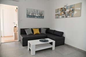 Smart TV - A1 Spacious apartment with terrace, 1 min walking to the beach (Supetar)
