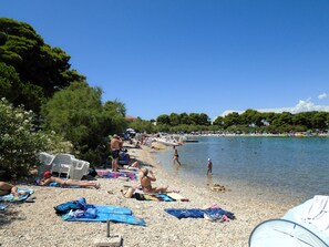 Beach - A1 Spacious apartment with terrace, 1 min walking to the beach (Supetar)