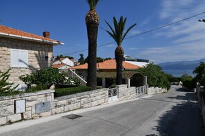 Property grounds - A1 Spacious apartment with terrace, 1 min walking to the beach (Supetar)