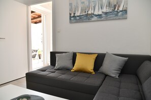 Smart TV - A1 Spacious apartment with terrace, 1 min walking to the beach (Supetar)