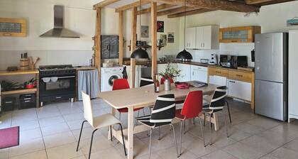 Gßte avec piscine chauffée et boulodrome. Charme et sérénité. Animaux acceptés